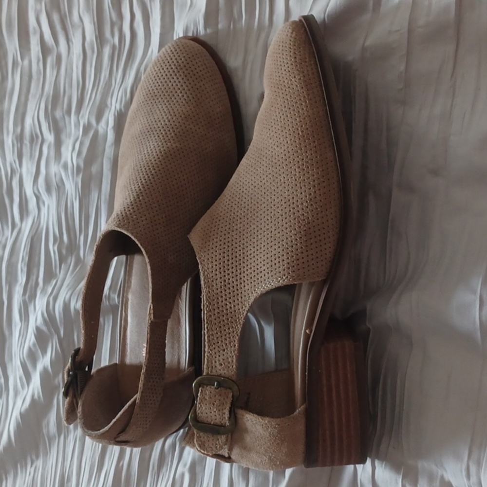 Crown Vintage 7.5 shoe.  Great for spring/fall.  Low heel.